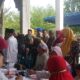 KOLONEL Inf. Bambang Sulistiyantoro menyapa seorang warga peserta berobat gratis TMMD. (Waspada/Khairul Boangmanalu)