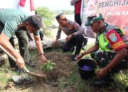 Kapolres Agara Tanam Pohon Sekaligus Laksanakan Jumat Curhat