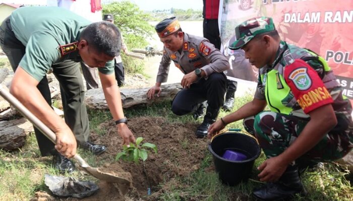 Kapolres Agara Tanam Pohon Sekaligus Laksanakan Jumat Curhat
