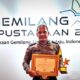 Aipda Hadi Hamonangan Sitanggang memegang piagam penghargaan Nugraha Jasa Dharma Pustaloka Tahun 2023 dari Perpustakaan Nasional RI. Waspada/ist