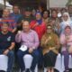 Wali Kota Susanti Dewayani (empat kanan duduk) pose bersama usai menerima kunjungan silaturahmi keluarga besar FISIP USU di rumah dinas wali kota, Jl. Kapten MH. Sitorus, Kota Pematangsiantar, Sabtu (14/10) siang.(Waspada-Ist)