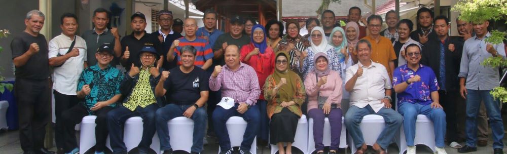 Wali Kota Susanti Dewayani (empat kanan duduk) pose bersama usai menerima kunjungan silaturahmi keluarga besar FISIP USU di rumah dinas wali kota, Jl. Kapten MH. Sitorus, Kota Pematangsiantar, Sabtu (14/10) siang.(Waspada-Ist)