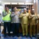 Sekda Aceh, Bustami Hamzah bersama Asisten Pemerintahan, Keistimewaan Aceh dan Kesra Sekda Aceh, Azwardi AP, Asisten Perekonomian dan Pembangunan Sekda Aceh, Ir. Mawardi, beserta Kepala SKPA/ Biro terkait, foto bersama saat menerima silaturrahmi Kapolda Aceh, Irjen. Pol. Achmad Kartiko di Ruang Kerja Sekda Aceh, Banda Aceh, Senin, (16/10). (Waspada/Zafrullah)