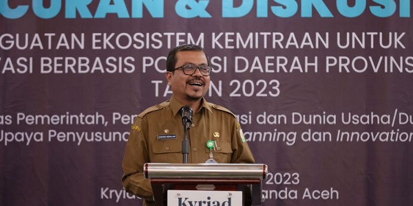 Asisten Pemerintahan, Keistimewaan Aceh dan Kesra Sekda Aceh, Azwardi AP, saat membuka acara Peluncuran & Diskusi Publik Program Penguatan Ekosistem Kemitraan Untuk Pengembangan Inovasi Berbasis Potensi Daerah Aceh, di Hotel Kyriad Muraya, Banda Aceh, Senin (16/10). (Waspada/Zafrullah)
