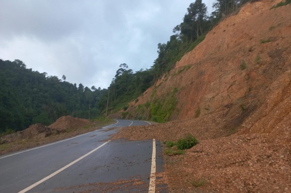 Jalan Segmen 2 Lintas Peureulak – Lokop, mulai terjadi longsor di Kecamatan Serbajadi, Kabupaten Aceh Timur. Foto diambil baru-baru ini. Waspada/H Muhammad Ishak