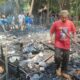 Personel kepolisian bersama pemilik rumah melihat sisa dan puing kebakaran di Gampong Blang Uyok, Kecamatan Julok, Aceh Timur, Minggu (2/10). Waspada/H Muhammad Ishak