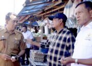 Ketua KADIN Kabupaten Pidie, Muhammad Junaidi saat mendampingi Plt Sekda Pidie Samsul Azhar, memantau harga barang di Pasar Pante Teungoh, Kota Sigli, Senin (16/10). Waspada/Muhammad Riza
