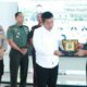 Bupati Simalungun Radiapoh H Sinaga menyerahkan cendramata kepada Danrem 022/PT Kolonel Inf Agustatius Sitepu.(Waspada/ist).