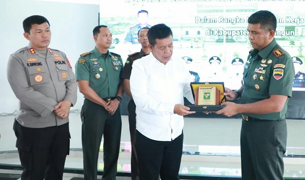 Bupati Simalungun Radiapoh H Sinaga menyerahkan cendramata kepada Danrem 022/PT Kolonel Inf Agustatius Sitepu.(Waspada/ist).