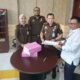 Kacabjari Madina di Natal, Darmadi Edison, SH, MH bersama anggota melakukan pelimpahan berkas perkara korupsi dana desa diterima Panitera Muda Tipikor, Simon Sembiring, SH, MH dari PN Medan. Waspada/Ist