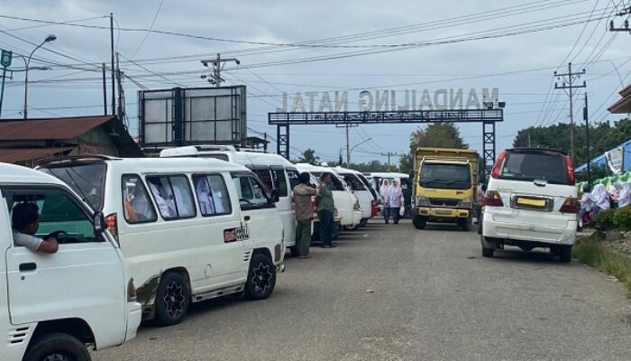 Angkot Parkir Sembarangan, Warga Madina Tersiksa