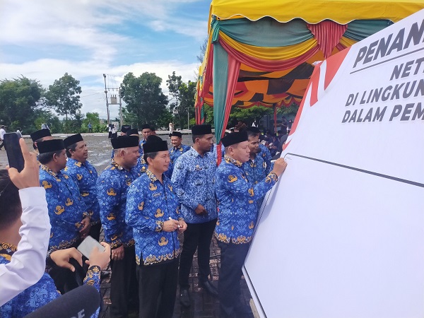 ASN jajaran Pemkab Abdya, Senin (16/10), mengikrarkan diri untuk tetap menjaga netralitas dalam pelaksanaan Pemilu 2024 mendatang.Waspada/Syafrizal