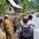 Wakil Bupati Nias Selatan, Firman Giawa didampingi Kadis PUPR dan Kalaksa BPBD saat meninjau ruas jalan yang putus total akibat diterjang banjir di Desa Hilianaa, Kecamatan Gomo, Senin (16/10). Waspada/ Ist