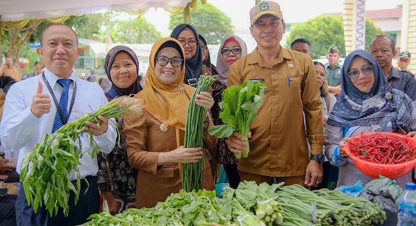 Wali Kota Susanti Dewayani (dua kiri depan) meninjau stand dan membeli sejumlah barang kebutuhan pokok usai meluncurkan GPM di halaman kantor Dinas Pariwisata, Jl. Singosari, Kota Pematangsiantar, Senin (16/10).(Waspada-Ist).