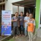 Fasilifator program rumah vokasi di Sabang T. Hilnanda (baju rompi oren) foto bersama dengan tiga pemuda kreatif.(Waspada/T. Zakaria)