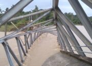 Jembatan Alue Buloh Ambruk, Ratusan Warga Terisolir 