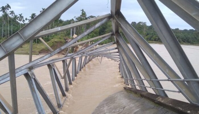 Jembatan Alue Buloh Ambruk, Ratusan Warga Terisolir 