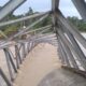 Jembatan Alue Buloh Kecamatan Seunagan Kabupaten Nagan Raya ambruk akibat terjang air sungai, Selasa (17/10). Waspada/Muji Burrahman