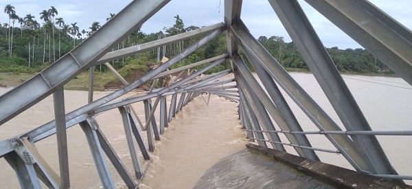 Jembatan Alue Buloh Kecamatan Seunagan Kabupaten Nagan Raya ambruk akibat terjang air sungai, Selasa (17/10). Waspada/Muji Burrahman