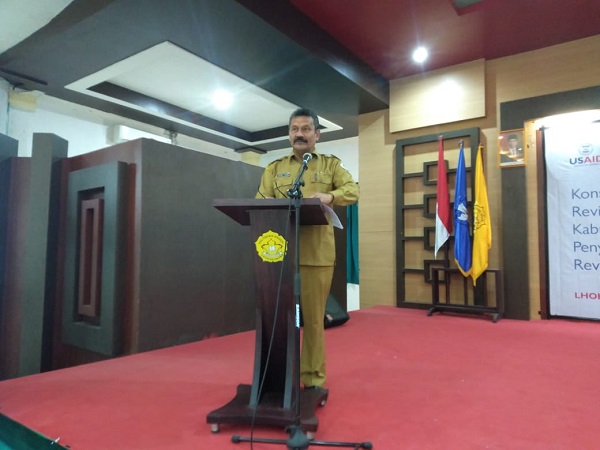 Asisten III Setdakab Drs Adamy, MPd, membuka kegiatan Konsultasi Publik ke-2 Penyusunan Revisi Qanun RTRW Kabupaten Aceh Utara Tahun 2012-2032 di Aula Kampus Politeknik Negeri Lhokaeumawe (PNL), Selasa (17/10) pagi. Waspada/Maimun Asnawi