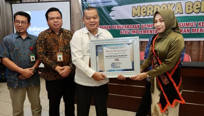 Bupati Madina Dan Bunda PAUD Terima Penghargaan Dari BPMP Sumut