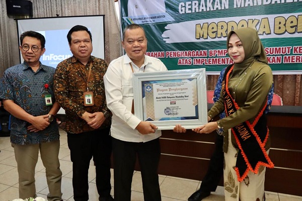 Bupati Madina HM Jafar Sukhairi Nasution dan Bunda Pendidikan Anak Usia Dini (PAUD) Ny. Elli Mahrani menerima penghargaan dari Balai Penjaminan Mutu Pendidikan (BPMP) Sumatera Utara. Waspada/Ist