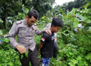 Terduga pelaku saat diamankan pihak kepolisian. (Waspada/ist).