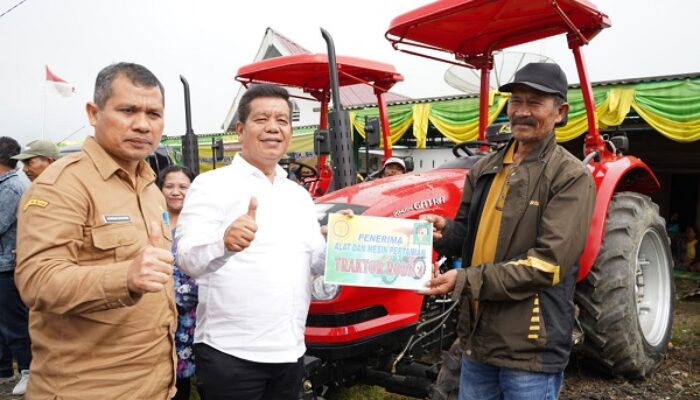 Dukung Pertanian, Bupati Simalungun Beri Bantuan Alsintan Kepada Poktan