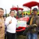 Bupati Simalungun Radiapoh H Sinaga didampingi Kadis Pertanian, Sakban Saragih, saat menyerahkan bantuan Alsintan kepada Poktan.(Waspada/ist).