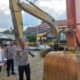 Kapolres Aceh Timur AKBP Andy Rahmansyah SIK, bersama Plh Kasat Reskrim Ipda Muhammad Aldwi, S.TrK, dan Kapolsek Idi Rayeuk Teuku Syahril SH, melihat alat berat kasus galian-C ilegal di Polsek Idi Rayeuk, Senin (16/10). Waspada/H Muhammad Ishak