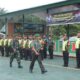 Dandim 0117/Aceh Tamiang Letkol Czi Alfian Rachmat Purnamasidi saat memeriksa kesiapan personel dalam apel gelar pasukan pengamanan Pemilu 2024,Selasa (17/10) di lapangan Makodim setempat.(Waspada/Yusri).