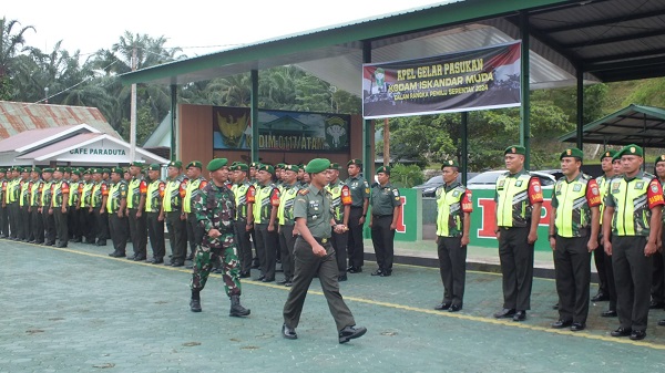 Dandim 0117/Aceh Tamiang Letkol Czi Alfian Rachmat Purnamasidi saat memeriksa kesiapan personel dalam apel gelar pasukan pengamanan Pemilu 2024,Selasa (17/10) di lapangan Makodim setempat.(Waspada/Yusri).