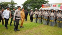 Bupati dan Kapolres Simalungun memeriksa pasukan saat Apel Gelar Pasukan Operasi Mantap Brata Toba 2023-2024 Polres Simalungun di Lapangan Koramil Model, Jalan Asahan, Kecamatan Siantar, Selasa (17/10).(Waspada/ist).
