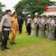 Bupati dan Kapolres Simalungun memeriksa pasukan saat Apel Gelar Pasukan Operasi Mantap Brata Toba 2023-2024 Polres Simalungun di Lapangan Koramil Model, Jalan Asahan, Kecamatan Siantar, Selasa (17/10).(Waspada/ist).
