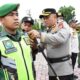 Kapolres Aceh Timur AKBP Andy Rahmansyah SIK, menyematkan pita ditandai dimulainya Operasi Mantap Brata Seulawah 2023 di Lapangan Apel Sarja Arya Racana Polres Aceh Timur di Peudawa, Selasa (17/10). Waspada/H. Muhammad Ishak