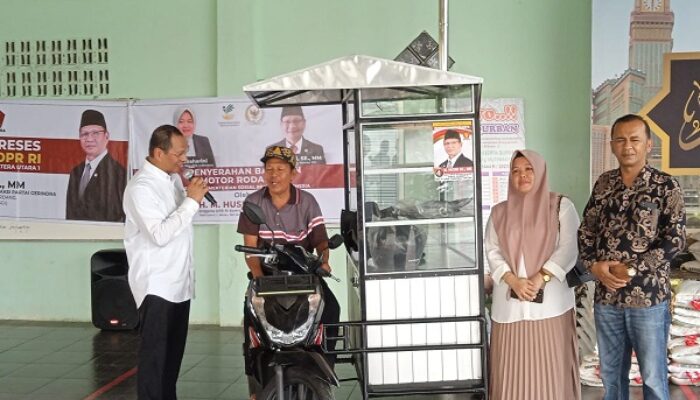 HM Husni Berikan Becak Usaha Untuk Penyandang Disabilitas
