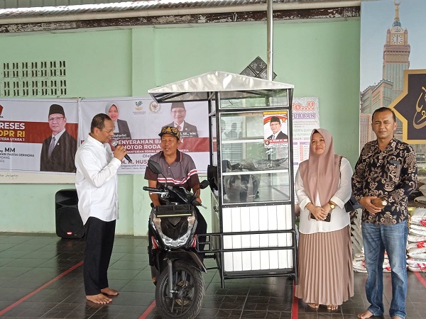 HM Husni, SE saat menyerahkan bantuan berupa becak usaha untuk penyandang disabilitas di Kota Tebingtinggi. Waspada/Ist