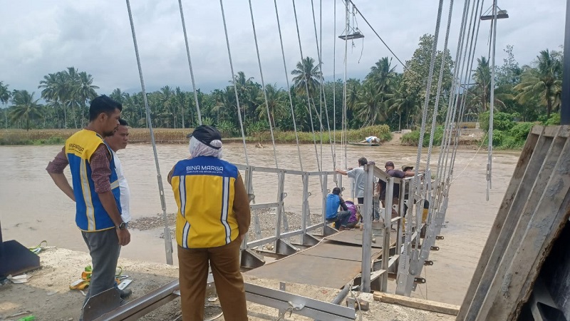 Kadis PUPR Madina Elpi Yanti Harahap, ST meninjau pembangunan jembatan gantung Aek Batanggadis menghubungkan Desa Kampungbaru-Simanondong. Waspada/Ist