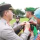 Kapolres Simalungun menyematkan tanda peserta saat apel gelar pasukan Ops Mantab Brata 2023 - 2024.(Waspada/ist).