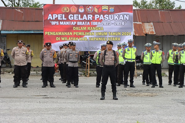 Polres Taput gelar Apel Gelar Pasukan Operasi Mantab Brata Toba 2023-2024 untuk menghadapi Pemilu 2024 yang dilaksanakan di Terminal Madya Tarutung, Selasa (17/10). Waspada/ist