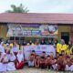 Mahasiswa KKNT MBKM FKIP UNA foto bersama siswa MIS Islamiyah Sei Kamah II, setelah sosialisasi pencegahan bullying. Waspada/Ist