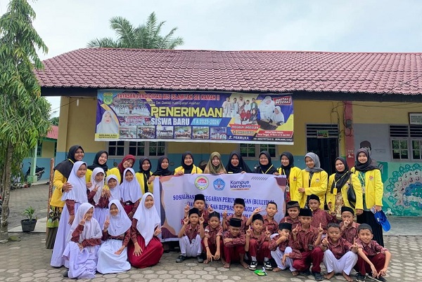 Mahasiswa KKNT MBKM FKIP UNA foto bersama siswa MIS Islamiyah Sei Kamah II, setelah sosialisasi pencegahan bullying. Waspada/Ist