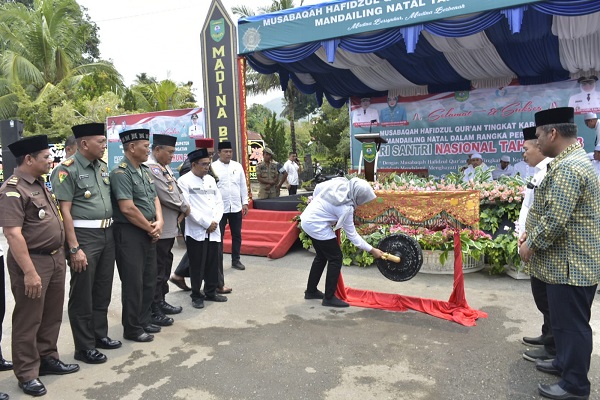Wabup Maduna Atika Azmi Utammi Nasution membuka MHQ di Masjid Agung Nur Ala Nur Panyabungan. Waspada/Ist