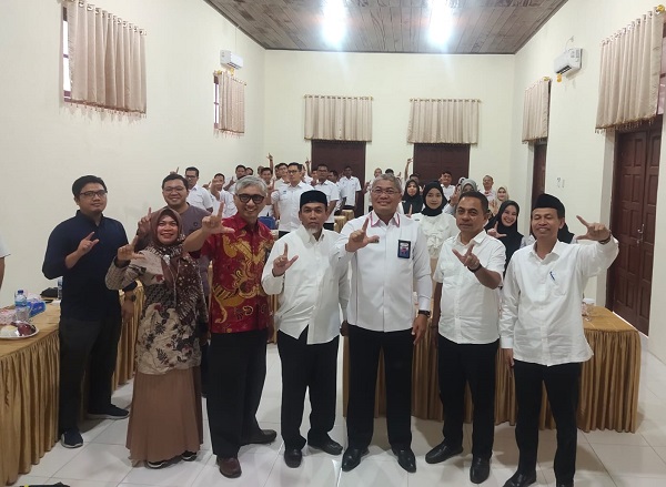 Direktur Perumda AM Tirta Keumuneng, Azzahir dan Kepala Perwakilan BPKP Aceh, Supriyadi, saat berfoto bersama dengan peserta Bimtek, di Aula Adam Home Stay Langsa, Rabu (18/10). Waspada/Rapian