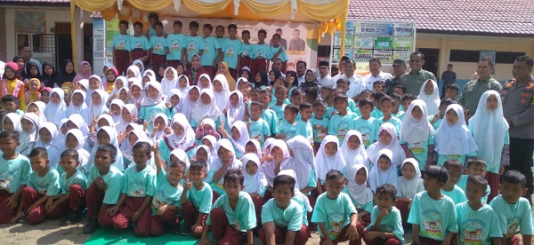 Pj Bupati Nagan Raya Fitriany Farhas foto bersama Siswa SDN Cot Mee usai Launching Edukasi Pangan Bergizi, Rabu (18/10). Waspada/Muji Burrahman