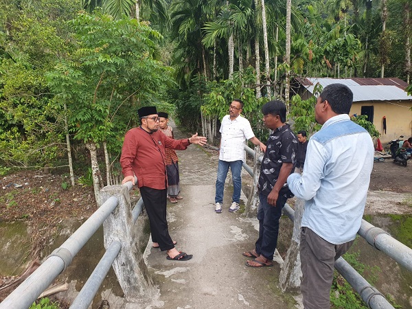 Anggota Komisi I DPR Aceh, Tgk H Irawan Abdullah, SAg sedang mendengarkan keluhan masyarakat Sabang terkait Waduk Paya Seunara di gampong Paya Seunara, Kecamatan Suka Makmue, Kota Sabang, Rabu (18/10/23).(Waspada/Ist)