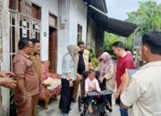 Dinsos Banda Aceh Serahkan Kursi Roda Kepada Warga Pango Raya