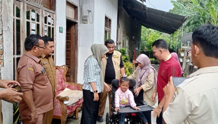 Dinsos Banda Aceh Serahkan Kursi Roda Kepada Warga Pango Raya