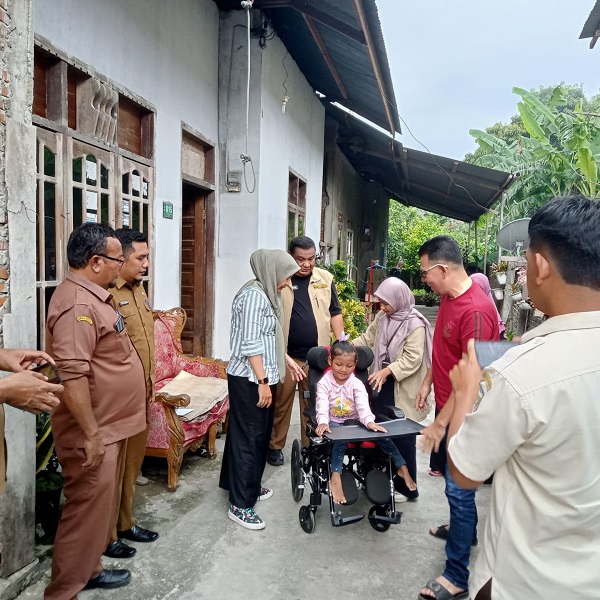 Pemko Banda Aceh melalui Dinsos menyerahkan bantuan kursi roda kepada penyandang disabilitas warga Gampong Pango Raya, Kecamatan Ulee Kareng, Banda Aceh, Rabu (18/10/23).(Waspada/T.Mansursyah)