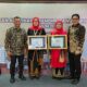 Kepala Sekolah SMPN 4 dan SMPN 6 berfoto bersama Kepala DLHK3 Hamdani Basyah dan Kadisdikbud Sulaiman Bakri usai menerima penghargaan Adiwiyata Nasional 2023. (Waspada/Ist)